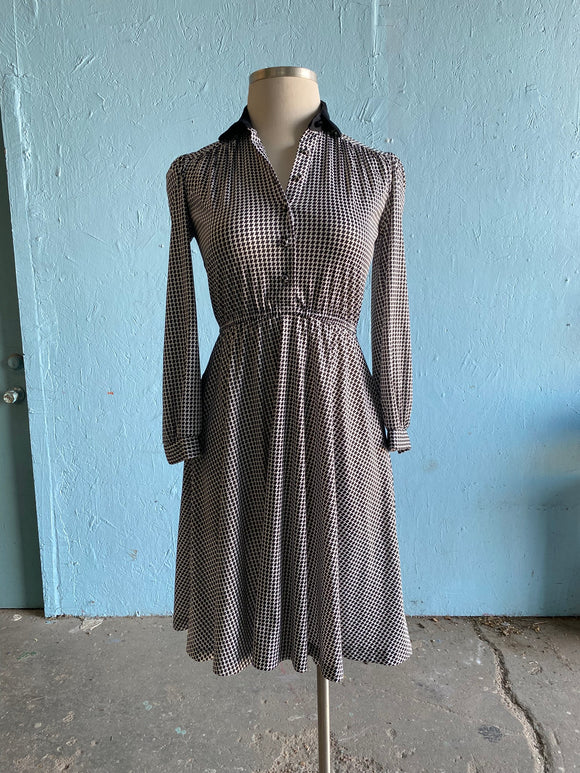 vintage polyester dress White Polyester Midi Dress with Vintage Pleated Shirt Design Off White / S