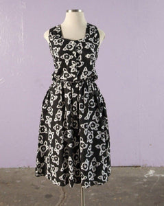 1980's  Black & White floral sleeveless plus size dress with pockets