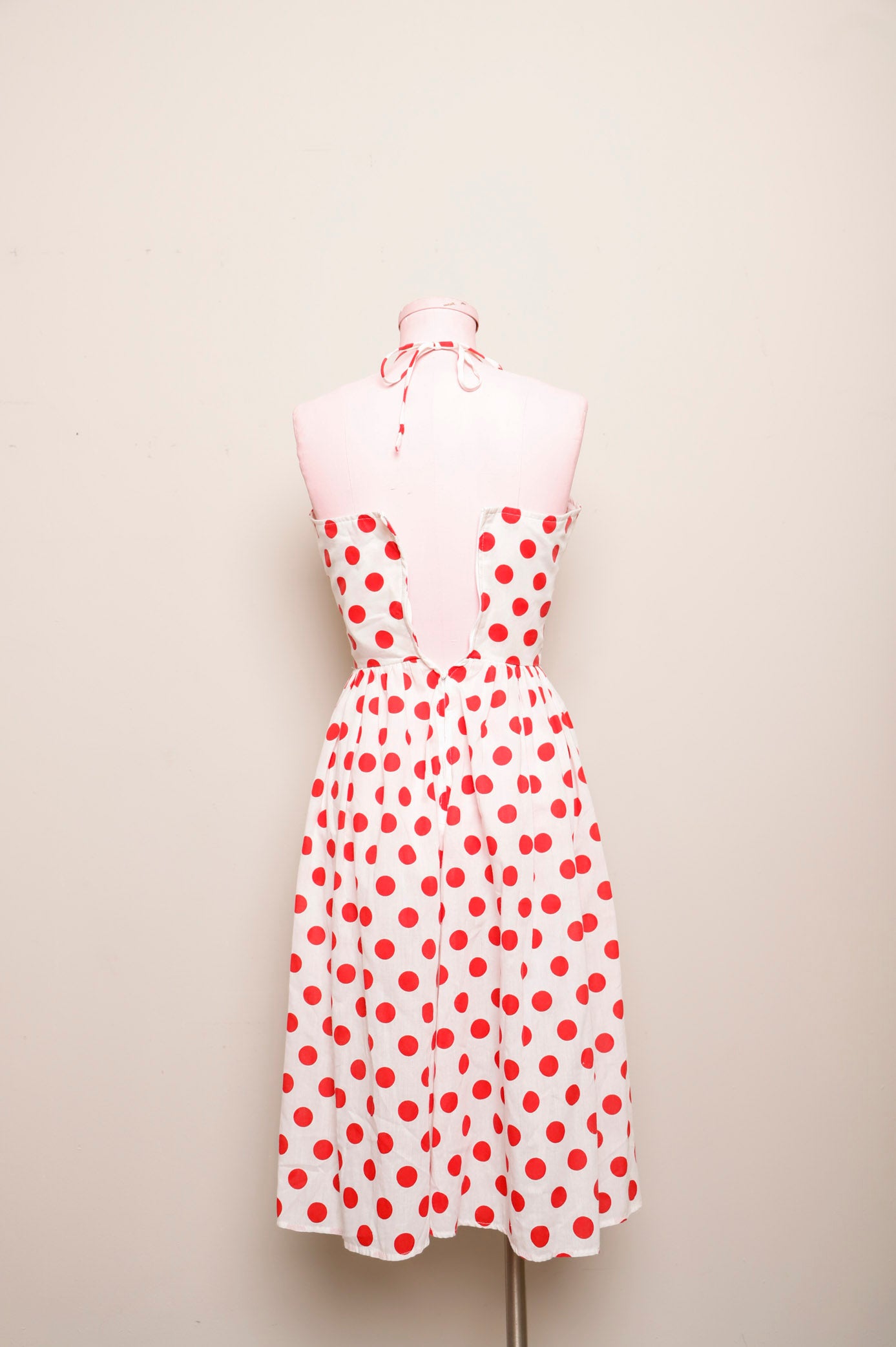 1970's White and Red polka dot halter dress with a full skirt & sweeth – Vida Antigua Collective