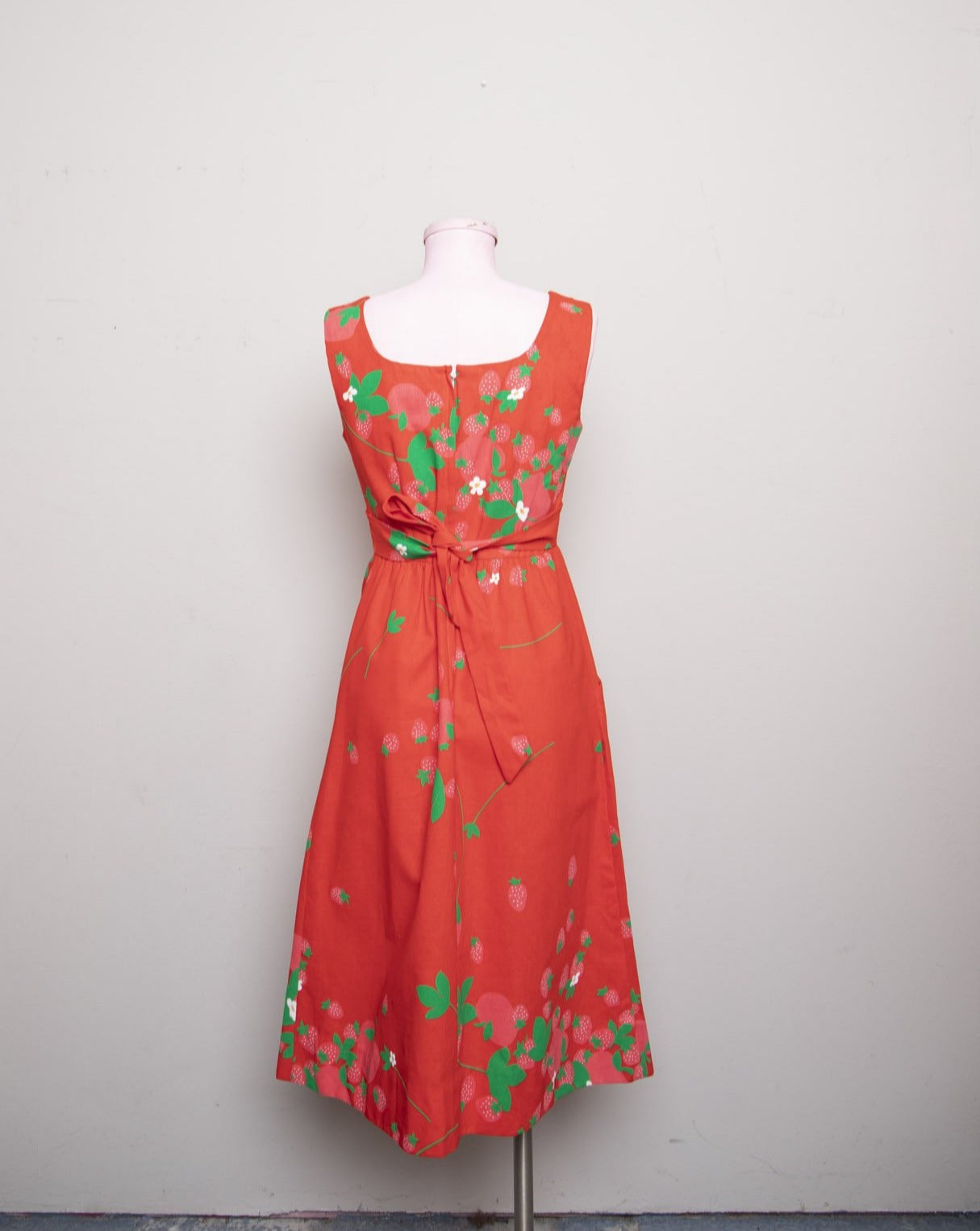 1970's Malia Red sleeveless midi dress with a strawberry & apple print –  Vida Antigua Collective