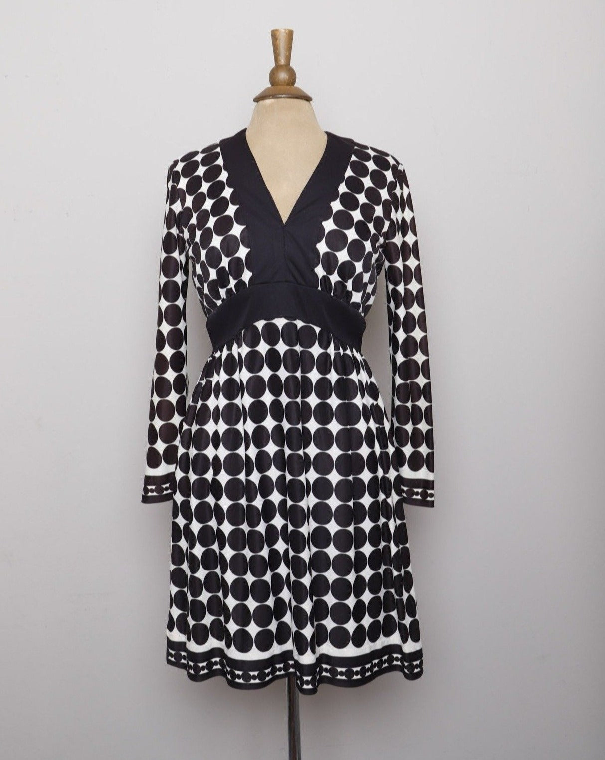 1970's Black & White Polka dot long sleeve Mini Mod dress Vida Antigua Collective 1970's Black & White Polka dot long sleeve Mini Mod dress Vida Antigua Collective