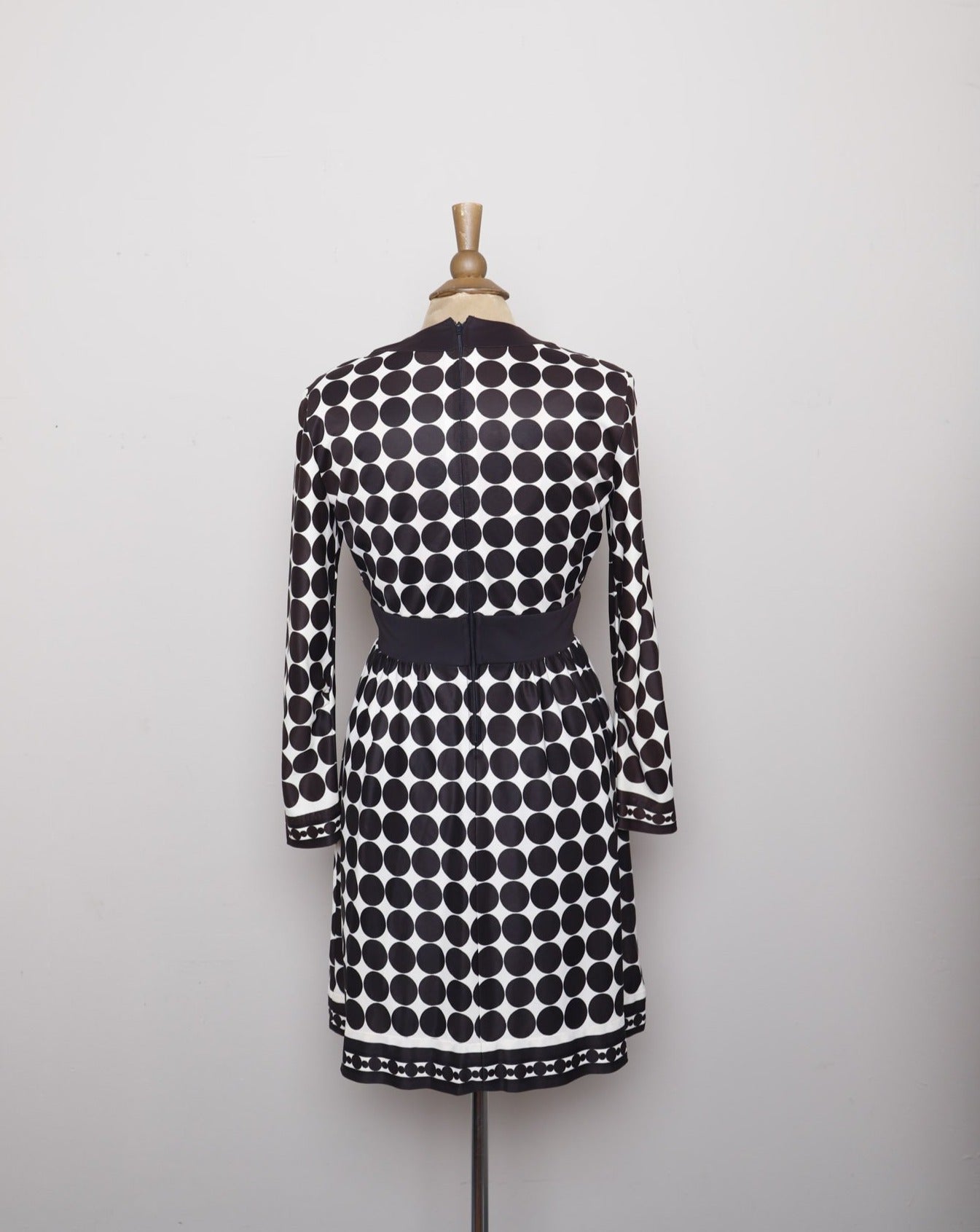 1970's Black & White Polka dot long sleeve Mini Mod dress – Vida Antigua  Collective