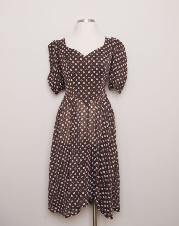 1970's Brown puff sleeve dress with a daisy print, sweetheart bust, princess seem and basque waist